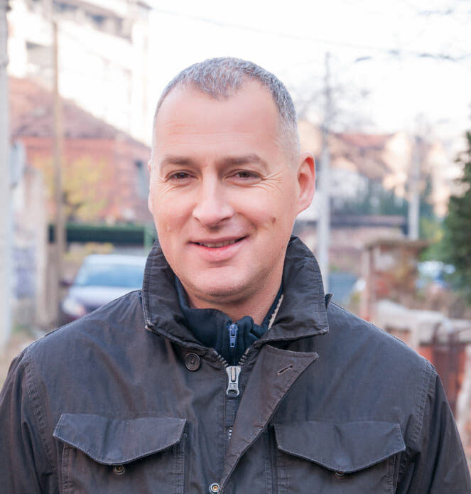 Carlos G. 48 años